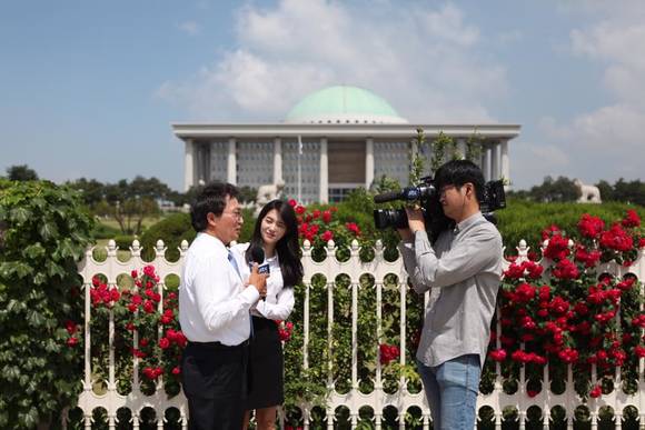 바른정당 이학재 국회의원(사진 맨 왼쪽)이 지난 24일 JTBC 정치부회의에 출연해 국회 담장허물기와 관련 인터뷰하는 장면. (사진=이학재 국회의원 페이스북)