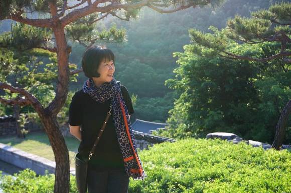 더불어민주당 손혜원 국회의원이 전주 아원고택을 둘러보는 모습. (사진=손혜원 국회의원 페이스북)