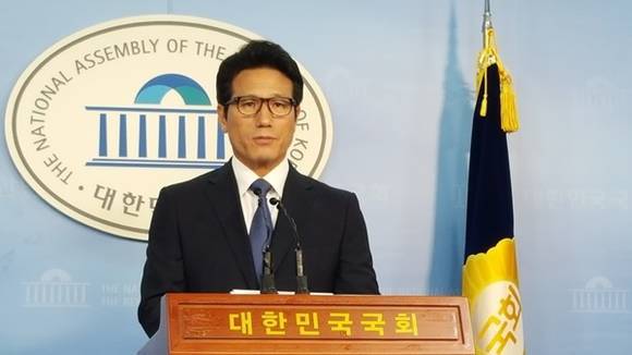 바른정당 정병국 국회의원이 국회 정론관에서 기자회견을 하는 모습. (사진=정병국 국회의원실)