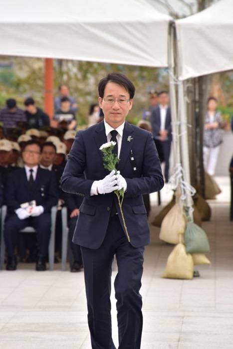 지난 6일 더불어민주당 이원욱 국회의원이 제62회 현충일 추념식에 참석해 헌화하는 모습. (사진=이원욱 국회의원 블러그)