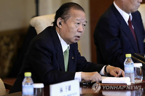 지난달 16일 일본 집권 자민당의 니카이 도시히로 간사장이 베이징 댜오위타이 국빈관에서 시진핑 중국 국가 주석과 회담 중 발언하는 모습. (사진=연합뉴스)