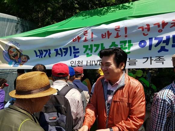 지난달 27일 자유한국당 원유철 국회의원이 꽃동네 자원봉사현장을 방문하고 인사를 나누는 모습. (사진=원유철 국회의원 페이스북)
