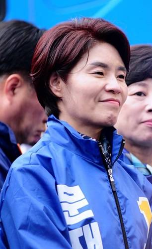 제19대 대통령선거 유세현장에서 선거운동원의 발언을 듣고 있는 더불어민주당 한정애 국회의원의 모습. (사진=한정애 국회의원 페이스북)