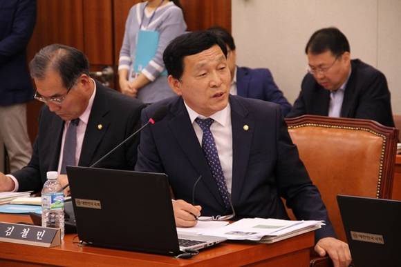 더불어민주당 김철민 국회의원이 국회 농림축산식품해양수산위원회 업무보고에서 질의하는 모습. (사진=김철민 국회의원 페이스북)