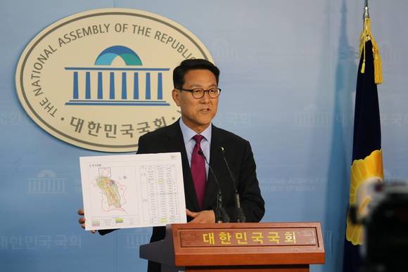 더불어민주당 신창현 국회의원이 13일 오후 국회 정론관에서 기자회견을 갖고 사드기지 면적이 147만 9162㎡라고 밝혔다. 이는 국방부가 환경부에 소규모환경영향평가로 협의 요청하겠다고 발표한 32만 8779㎡의 4.5배에 이르는 면적이다. (사진=신창현 국회의원 페이스북)