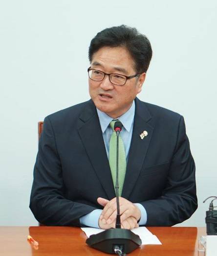 더불어민주당 우원식 국회의원이 13일 국회를 방문한 박용만 대한상공회의소 회장을 만나 인사말을 하는 모습. (사진=우원식 국회의원 페이스북)