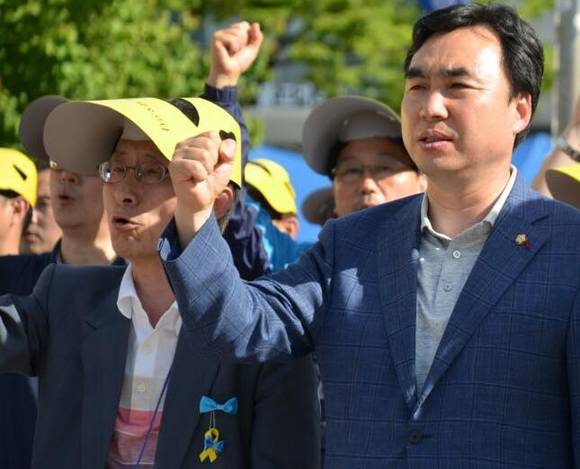 더불어민주당 윤관석 국회의원이 지난 10일 6.10 민주항쟁 30주년 기념식에 참석해 '광야에서'를 부르는 모습. (사진=윤관석 국회의원 페이스북)