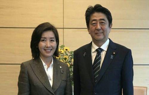 자유한국당 나경원 국회의원(사진 왼쪽)이 지난 8일 일본 도쿄 총리관저에서 아베 신조 일본 총리를 만나 2018 평창동계패럴림픽 마스코트인 '반다비' 뱃지를 선물하고 기념촬영하는 모습. (사진=나경원 국회의원 페이스북)