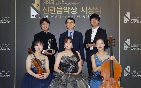 신한은행 위성호 은행장(뒷줄 가운데)이 13일 신한아트홀에서 진행된 제9회 신한음악상 시상식에서 수상자들과 함께 기념촬영하는 모습. 뒷줄 왼쪽부터 선율 피아노 부문 수상자, 신한은행 위성호 은행장, 문성우 피아노 부문 장려상 수상자. 앞줄 왼쪽부터 안정민 바이올린 부문 수상자, 허영서 성악 부문 장려상 수상자, 양상아 첼로 부문 수상자. (사진=신한은행)