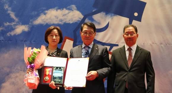 15일 더불어민주당 송옥주 국회의원(사진 맨 왼쪽)이 사학연금관리공단에서 열린 2017 대한민국 유권자 대상 시상식에서 수상한 후 기념촬영하는 모습. (사진=송옥주 국회의원 페이스북)