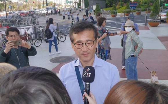 국민의당 최명길 국회의원이 해외 방송사와 인터뷰 하는 장면. (사진=최명길 국회의원 페이스북)