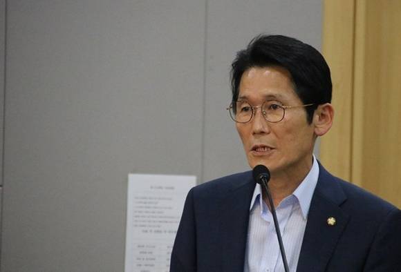 정의당 윤소하 국회의원이 19일 국회에서 열린 국립대병원 병원장 임명의 투명성 확보방안 토론회에서 인사말을 하는 모습. (사진=윤소하 국회의원 페이스북)