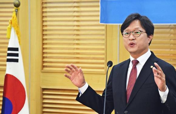 지난 19일 더불어민주당 강병원 국회의원이 국회 의원회관 제2세미나실에서 열린 문재인정부 환경분야 좋은 일자리 창출 토론회에서 인사말을 하는 모습. (사진=강병원 국회의원 페이스북)
