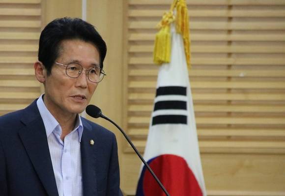 지난 19일 정의당 윤소하 국회의원이 국립대병원 병원장 임명의 투명성 확보방안 토론회에서 인사말을 하는 모습. (사진=윤소하 국회의원 페이스북)