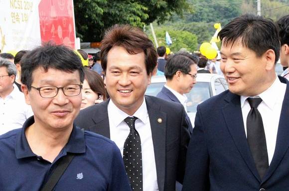 더불어민주당 홍의락 국회의원(사진 오른쪽)이 같은 당 소속 안민석 국회의원(사진 가운데)과 함께 행사에 참석해 담소하는 모습. (사진=홍의락 국회의원 페이스북)