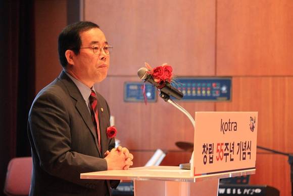 자유한국당 박성중 국회의원이 코트라 창립 55주년 기념식에서 축사를 하는 모습. (사진=박성중 국회의원 페이스북)