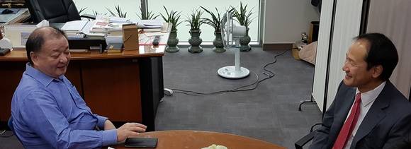 지난 20일 더불어민주당 강창일 국회의원(사진 왼쪽)이 국회 의원회관 사무실에서 한국에서 임기를 마치고 본국으로 돌아갈 예정인 주한일본대사관 스즈키 히데오 총괄공사와 환담하는 모습. (사진=강창일 국회의원 페이스북)