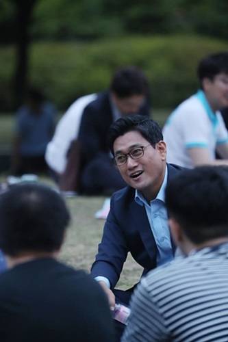 지난 20일 바른정당 오신환 국회의원이 여의도 공원잔디광장에서 입당설명회 '소소한 이야기'에 참석한 시민들과 대화하는 모습. (사진=오신환 국회의원 페이스북)