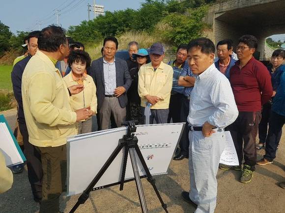지난 17일 국민의당 황주홍 국회의원(사진 맨 앞줄 오른쪽)이 고흥군 풍양면 풍도지구 현장을 방문해 가뭄과 한해 대책을 보고받고 지역민들의 숙원사업에 대해 청취하는 모습. (사진=황주홍 국회의원 페이스북)