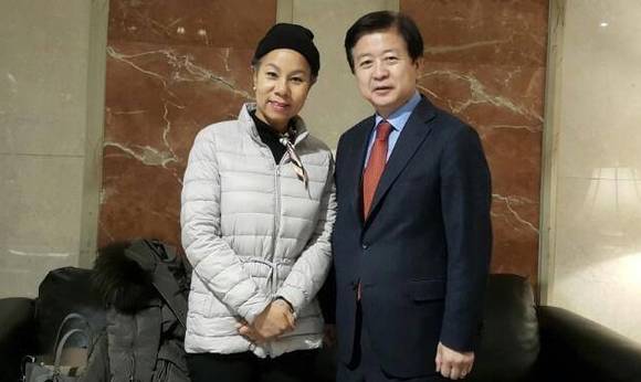 더불어민주당 노웅래 국회의원이 가수 인순이와 환담한 후 기념촬영하는 모습. 가수 인순이는 강원도 홍천에 다문화가정 아이들을 위한 대안학교 해일학교를 운영 중이다. (사진=노웅래 국회의원 페이스북)