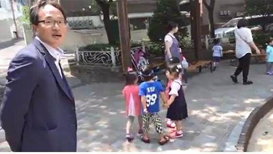 더불어민주당 박주민 국회의원이 은평구 응암1동 마을마당(놀이터) 미끄럼틀 주변 민원 현장을 둘러보고 있는 모습. (사진=박주민 국회의원 페이스북 동영상 캡쳐)