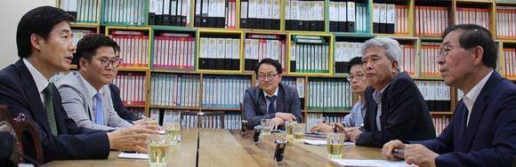 지난 21일 국민의당 이용호 국회의원(사진 맨 왼쪽)과 박원순 서울시장(사진 맨 오른쪽)이 서울시청 시장실에서 서울시립대학교가 서남대학교를 인수하는 방안을 논의하는 모습. (사진=이용호 국회의원실)
