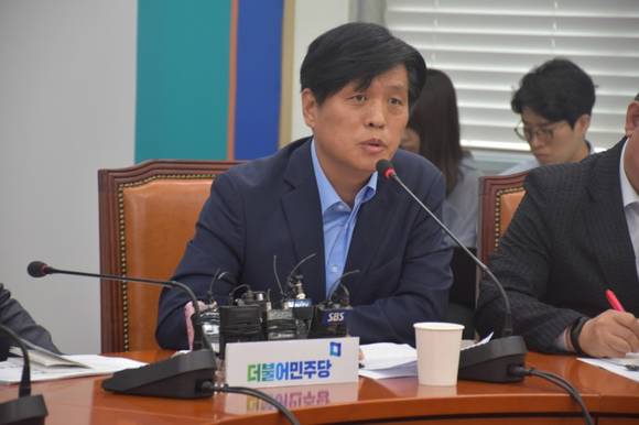 더불어민주당 원내대책회의에서 발언하고 있는 조승래 의원.(사진 = 조승래 의원 네이버 블로그)
