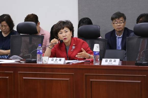 6월 22일 오전 국회의원회관에서 열린 '공감의 힘! 중소기업 3대 정책현안을 진단한다' 간담회에 참석해 발의하고 있는 김순례 자유한국당 의원.(사진 = 김순례 의원 블로그)