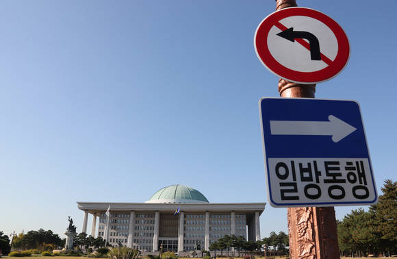 이번 개헌 과정에는 국민 의견이 직접 반영되는 개헌이라는 취지가 제대로 반영될지, 아니면 또다시 의회 주도의 일방적인 개헌과 다를바 없을지 지켜봐야 한다. (사진 = 연합뉴스)