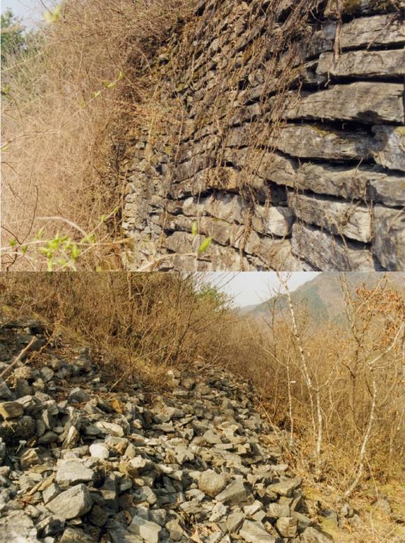시도문화제 80호 평창 노산성 서벽의 모습. 위 사진은 형태가 보존된 구간이고 아래 사진은 붕괴된 구간이다. (사진 = 문화재청)