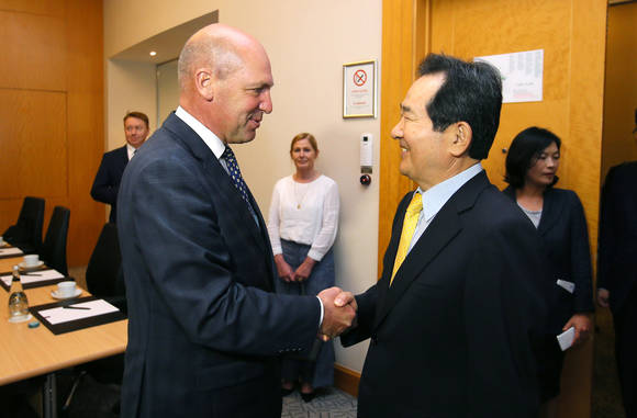 정세균 국회의장이 스티븐 페리(Stephen Parry) 호주 상원의장과 악수하고 있다.(사진 = 국회)