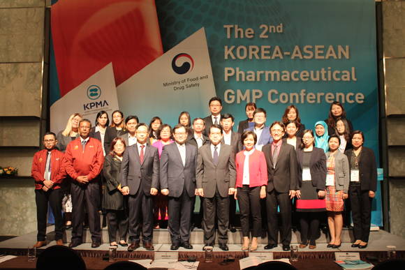 지난해 열린 2016 한-아세안 의약품 GMP 콘퍼런스 기념촬영. (사진 = 한국제약바이오협회)