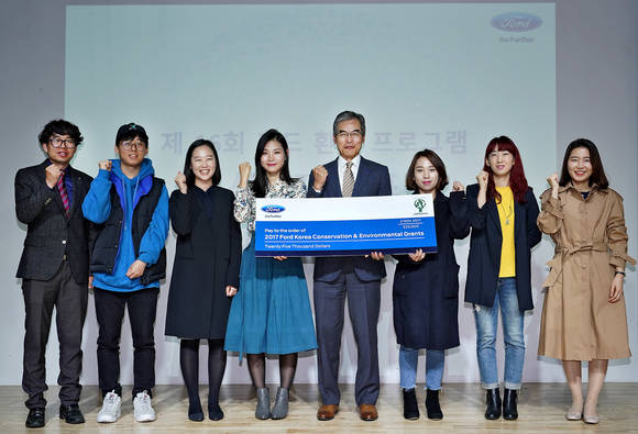 포드코리아 정재희 대표(왼쪽 다섯 번째)가 '2017 포드 환경 프로그램' 선정자들에게 후원금을 전달하고 기념 촬영을 하고 있다. (사진 = 포드코리아)