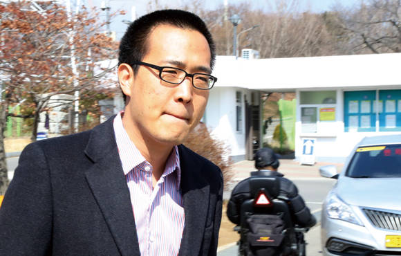 지난 9월 28일 재벌 그룹 총수의 3남 김모 씨가 한 대형 로펌 변호사들을 향한 취중 폭행으로 구설에 올랐다. 김 씨는 지난 1월에도 만취 난동 사건으로 기소됐다가 지난 2월 법원에서 징역 8월에 집행유예 2년을 선고받고 풀려난 상태로, 이번 일이 형사 사건으로 확대될 경우 가중처벌을 받을 수 있었다. 그런데 11월 21일 피해 변호사들이 김 씨의 사과를 받아들이고 처벌을 원치 않는다고 진술해 해당 혐의에 대한 ‘공소권 없음’ 처분을 받게 됐다. 김 씨는 지난 2010년에도 한 호텔 지하주점에서 취중 난동으로 입건되었다가 피해자들과 합의한 뒤 기소유예 처분을 받았었다. 사진 = 연합뉴스