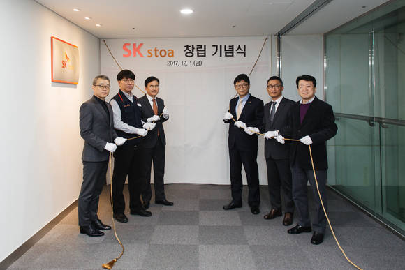 SK스토아가 1일 오전 서울 마포구 상암동 사무실에서 이형희 SK브로드밴드 사장(왼쪽 네번째), 이인찬 SK텔레콤 서비스부문장(왼쪽 다섯번째), 윤석암 SK stoa 대표이사(왼쪽 세번째) 등이 참석한 가운데 창립 기념식을 가졌다. (사진 = SK스토아)
