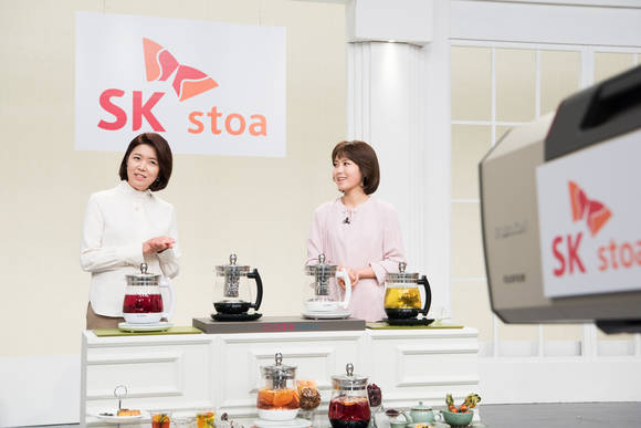 SK스토아의 쇼 호스트들이 스튜디오에서 쇼핑 방송을 녹화 제작하고 있다. (사진 = SK스토아)