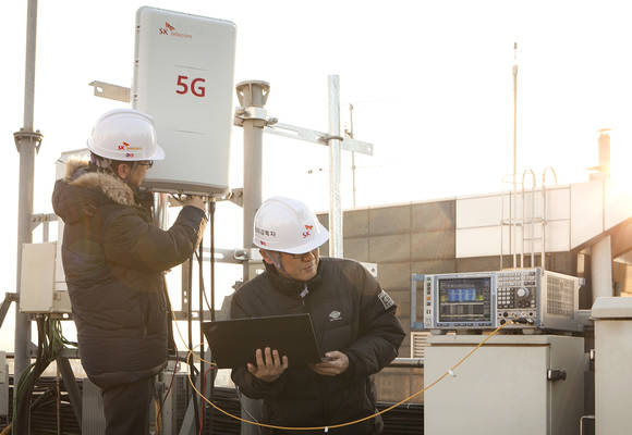 SK텔레콤 연구원들이 서울 강남 5G 시험망에서 5G 중계기를 테스트하고 있다. (사진 = SK텔레콤)