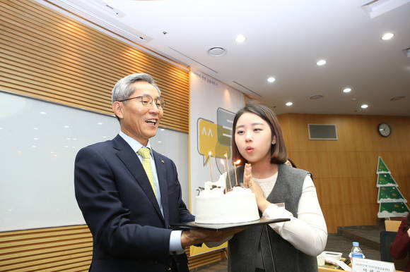 윤종규 회장이 생일을 맞이한 KB국민은행 직원의 생일을 축하하고 있다. (사진 = KB금융그룹)