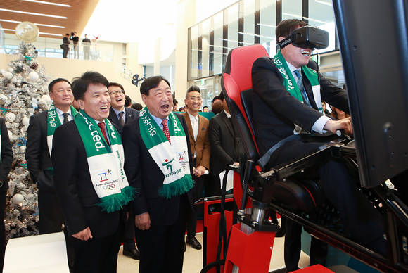 27일 개관한 '2018 평창 올림픽 & 패럴림픽 하우스'에 마련된 체험존에서 차범근 2017 FIFA 20세 월드컵 조직위원회 부위원장(사진 오른쪽)이 가상현실(VR)을 이용해 봅슬레이 체험을 하는 모습을 허정무 한국프로축구연맹 부총재(사진 뒷줄 왼쪽), 함영주 KEB하나은행장(사진 앞줄 왼쪽), 이희범 조직위원장(사진 앞줄 오른쪽)이 흥미로운 표정으로 지켜보고 있다. (사진 = KEB 하나은행)