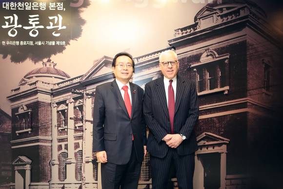 손태승 우리은행장(왼쪽)은 지난 17일 서울 중구 본점에서 데이비드 루벤스타인 칼라일그룹 공동회장과 면담을 가졌다. 손태승 은행장(사진 왼쪽)이 데이비드 루벤스타인 공동회장이 기념촬영을 하고 있다. (사진 = 우리은행)