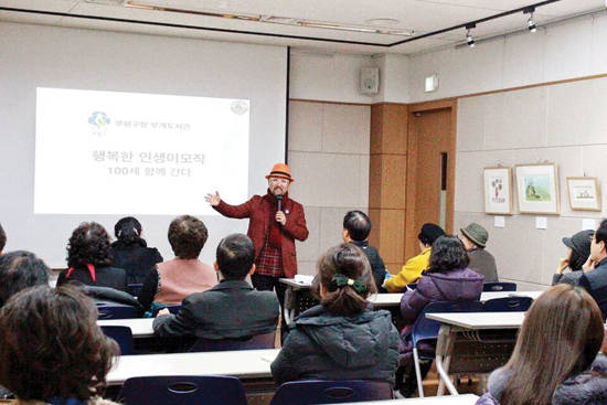 정은상 교장이 은퇴자들에게 ‘창직’ 노하우를 전하고 있다.