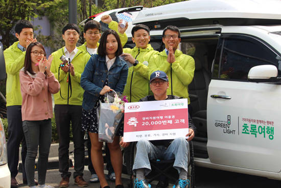 기아자동차는 20일 초록여행 2만 번째 고객인 강용남 씨에게 고객 이벤트를 열고 기념품을 전달했다. (사진=기아자동차)