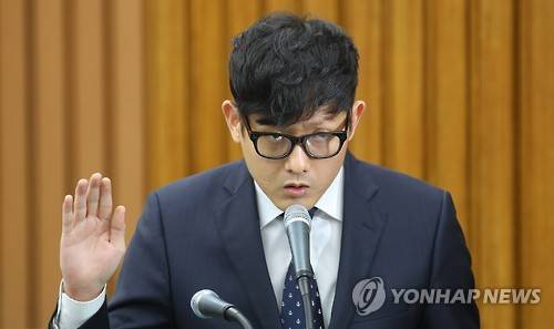 22일 오후 국회에서 열린 박근혜 정부의 최순실 등 민간인에 의한 국정농단 의혹사건 진상규명을 위한 국정조사 5차 청문회에 참고인으로 출석했다 증인으로 변경된 K 스포츠 재단의 박헌영 과장이 증인 선서를 하고 있다.(사진=연합뉴스)