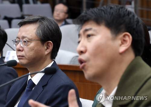 22일 오후 국회에서 열린 '최순실 국조특위' 5차 청문회에서 우병우 전 청와대 민정수석(왼쪽)이 앞을 바라보고 있는 가운데 노승일 전 K스포츠재단 부장이 답변을 하고 있다.(사진=연합뉴스)