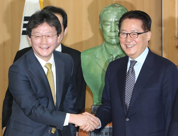 29일 국회의원회관에서 열린 제18회 백봉신사상 시상식에서 대상을 받은 국민의당 박지원 원내대표(오른쪽), 개혁보수신당(가칭) 유승민 의원(왼쪽)이 기념촬영을 하며 악수하고 있다. (사진 = 연합뉴스)