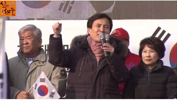 김진태 국회의원이 자칭 보수단체가 주최한 광화문 집회에서 발언중인 모습. (사진=유튜부영상 캡쳐)