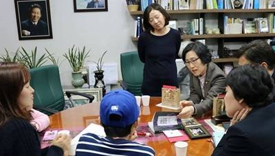 살균 가습기 피해자 가족과 상담 중인 국민의당 김삼화 국회의원. (사진=김삼화 국회의원실)