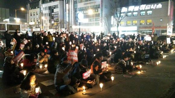새누리당 김진태 국회의원 사무실 앞 도로에서 춘천 시민들이 '박근혜 대통령 탄핵', '김진태 국회의원 사퇴'를 촉구하는 촛불집회를 열고 있는 장면.