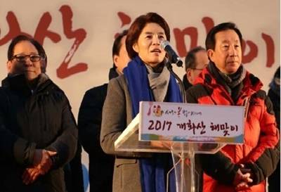더불어민주당 한정애 국회의원이 개화산 해맞이행사에서 축사하는 모습. (사진=한정애 국회의원실)