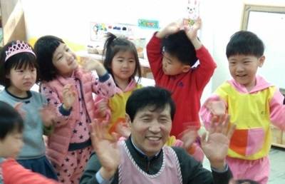 더불어민주당 이학영 국회의원이 제20대 국회의원 총선거 선거운동 기간 어린이집에서 아이들과 어울려 율동하는 모습. (사진=이학영 국회의원실)